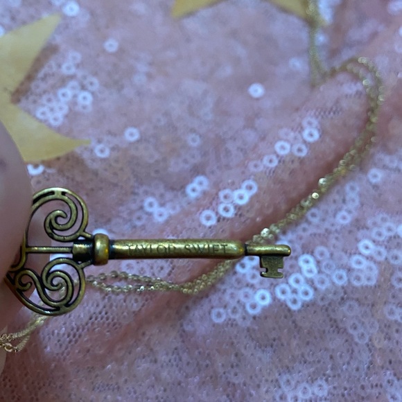 taylor swift fearless key necklace gold jewelry TV - Picture 13 of 13